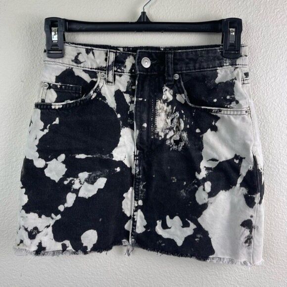 H&M Black and white bleached denim mini skirt. Size 0 - Picture 7 of 7